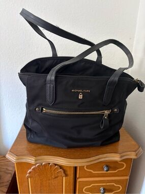 MICHAEL KORS BLACK ZIP UP HANDBAG